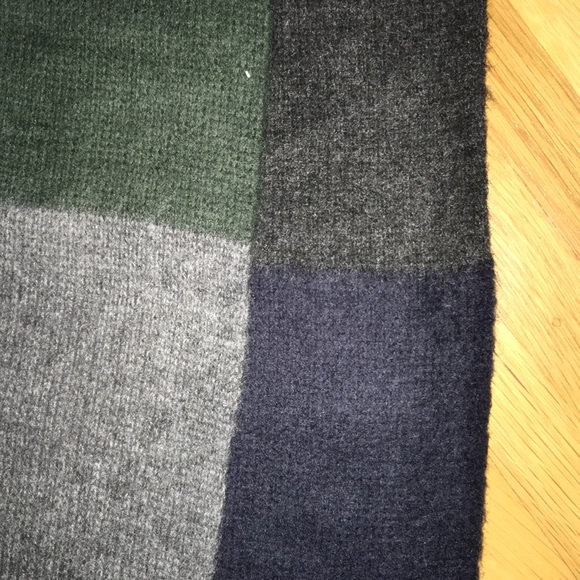 NWT Tommy Hilfiger color block scarf - Picture 3 of 3